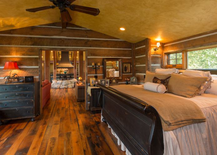 Interno di una camera da letto in stile country italiano