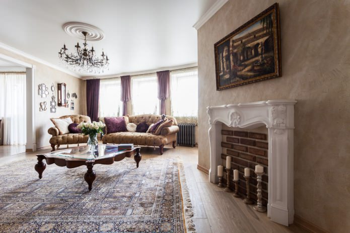 interno classico italiano con lampadario in bronzo