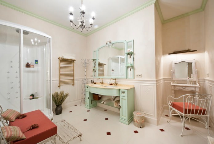 lampadario forgiato centrale e applique nel bagno