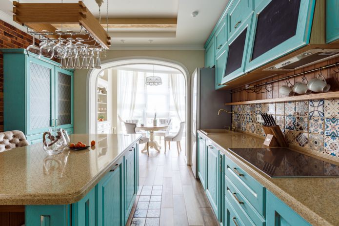 interno cucina turchese con maioliche sul paraschizzi