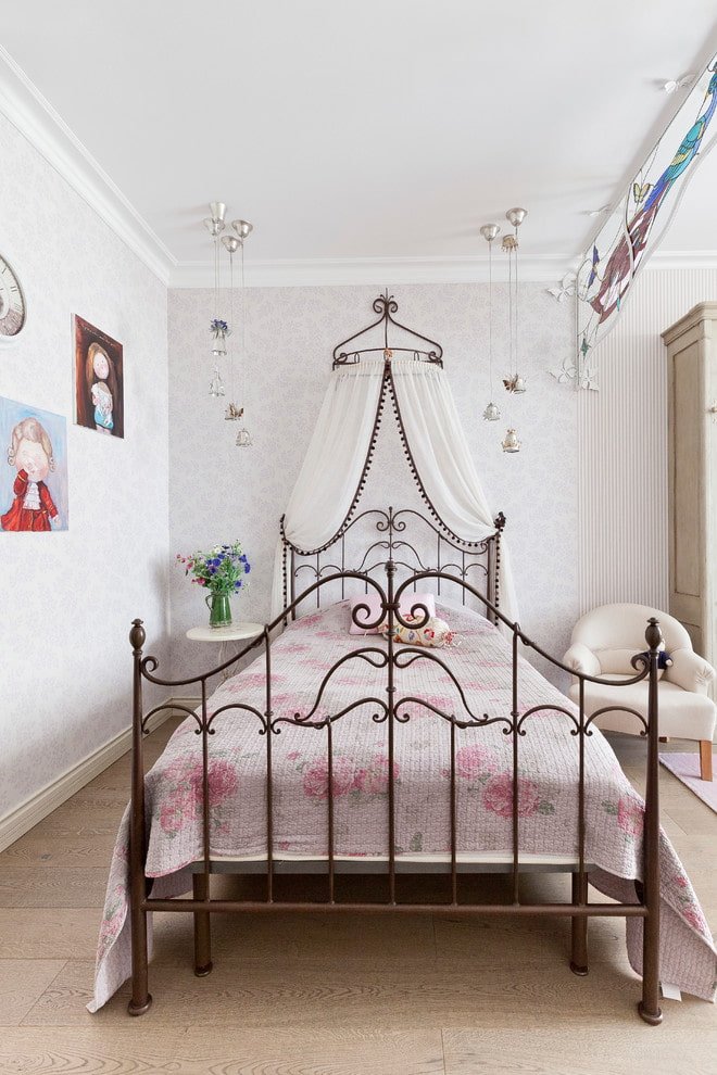 Letto in ferro battuto con baldacchino