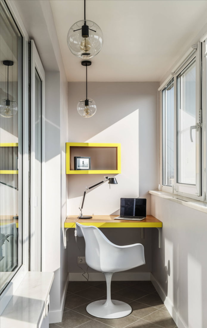 Piano del tavolo, sedia e scaffale su un balcone stretto