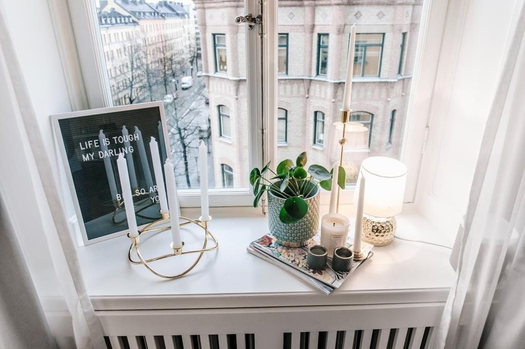Come decorare un davanzale? Opzioni di decorazione, foto degli interni.