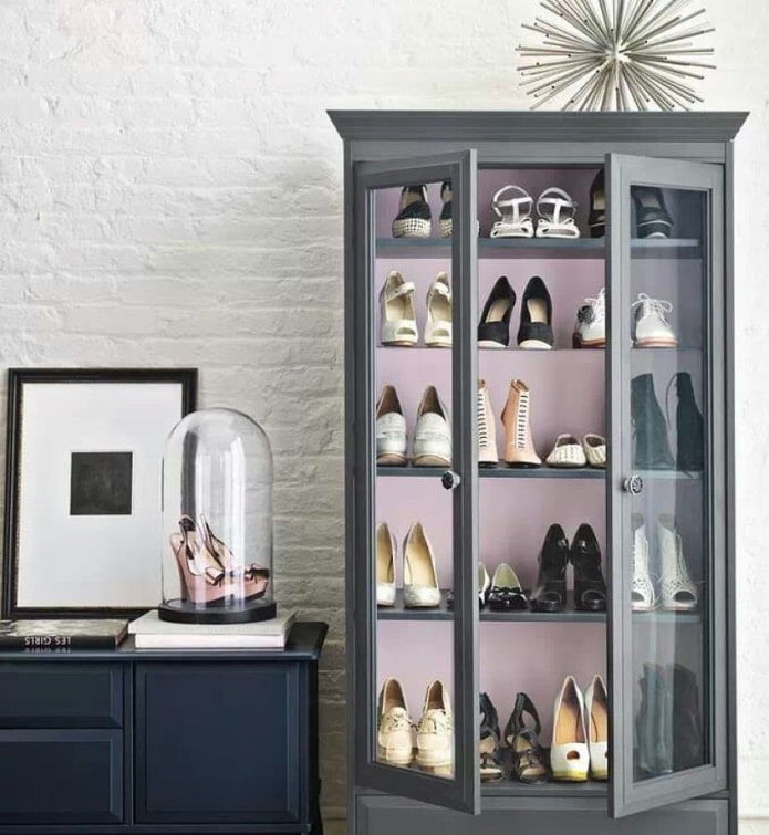 credenza riadattata con scarpe alla moda
