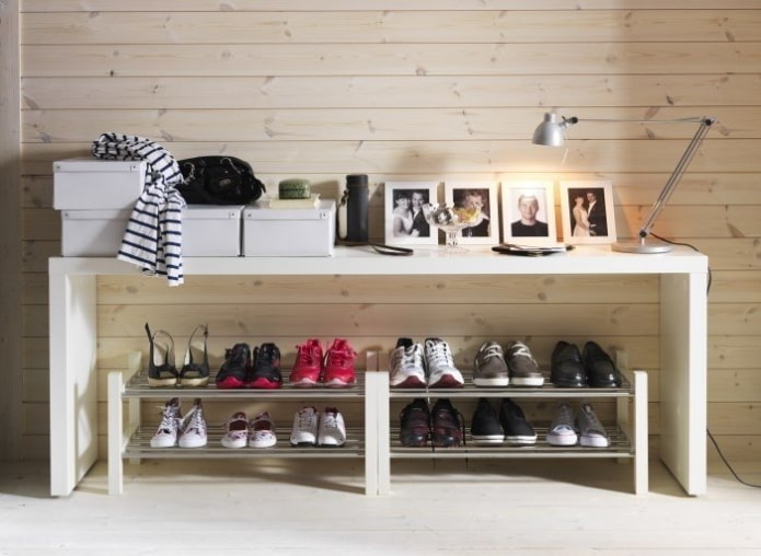 scaffali per scarpe in corridoio