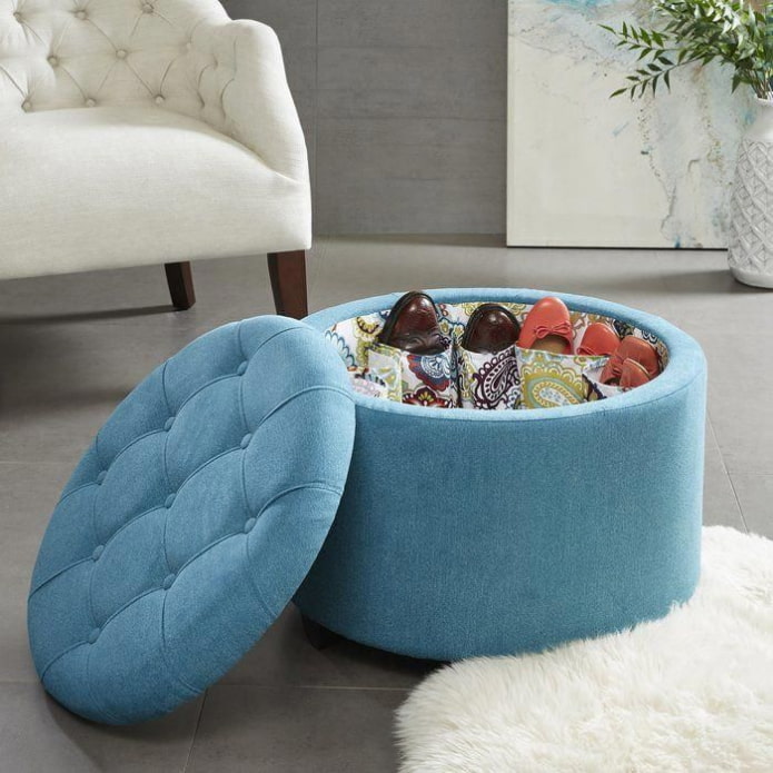 pouf aperto con scarpe