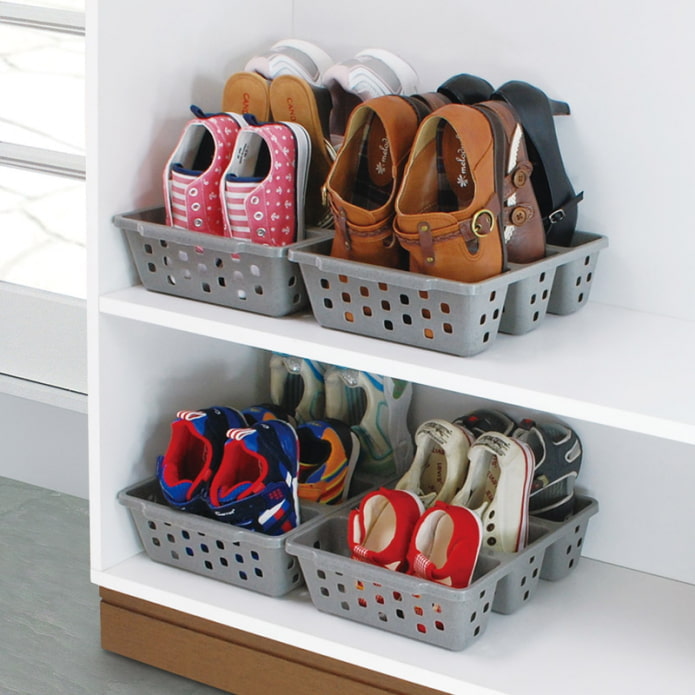 cestini con scarpe estive
