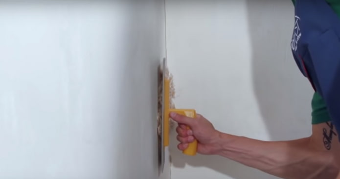 applicazione della carta da parati liquida