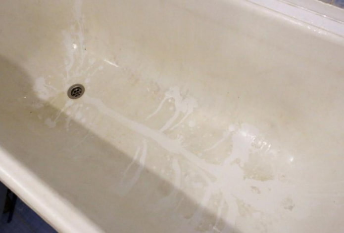 calcare su una vasca da bagno in acrilico
