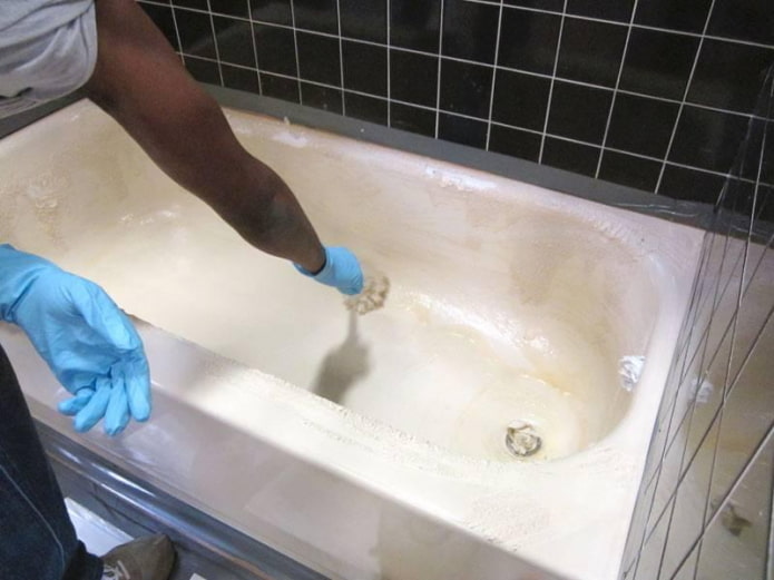 Pareti della vasca da bagno in acrilico con residui di sapone