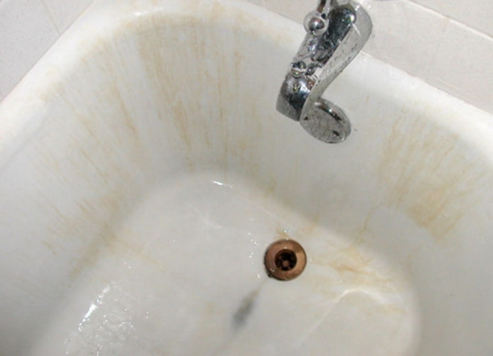Macchie gialle su una vasca da bagno in acrilico