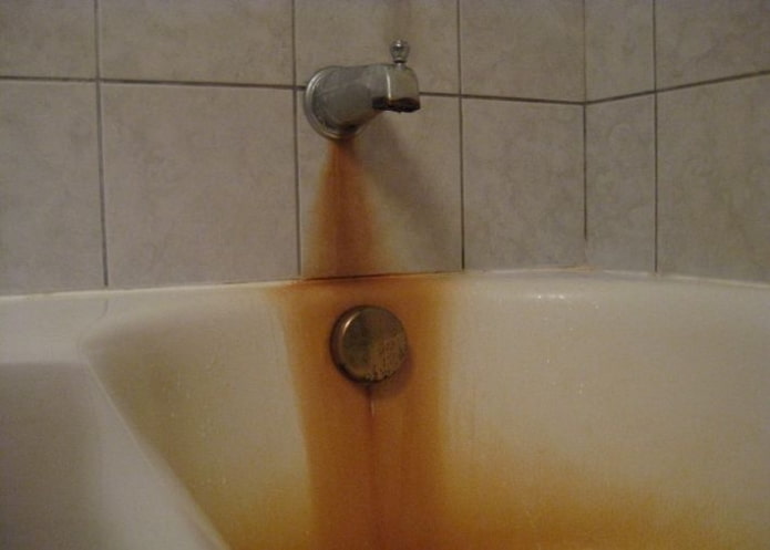 Ruggine sulla superficie dei sanitari