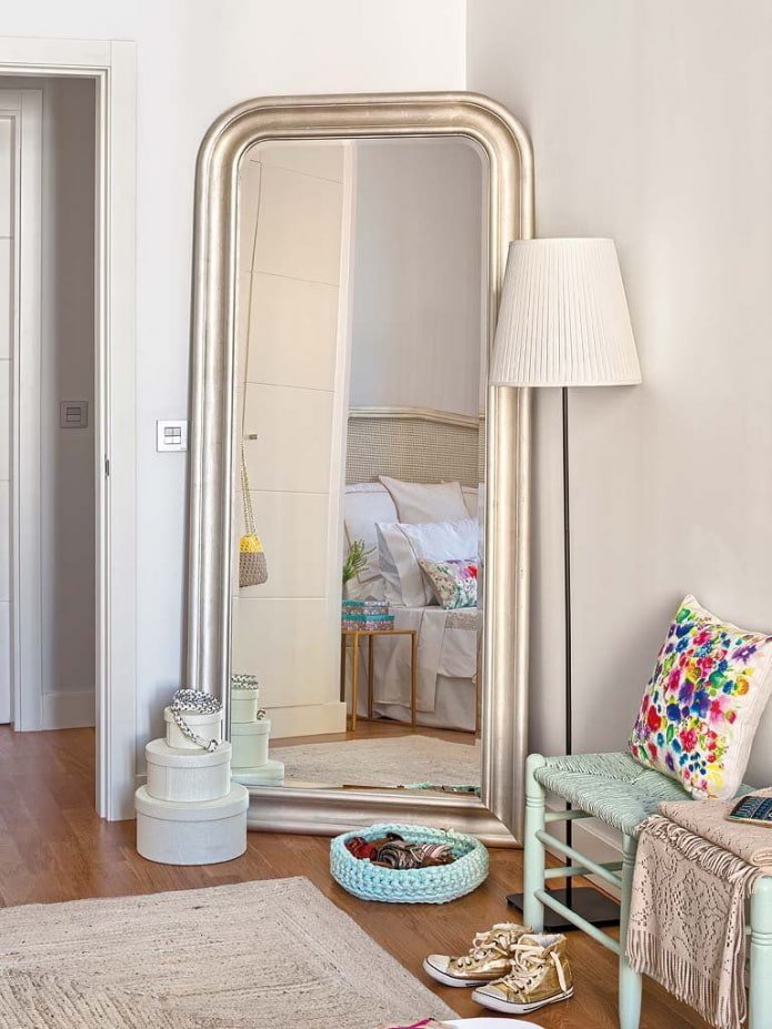 Specchio nell'angolo della camera da letto