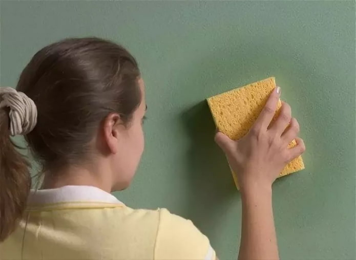 lavare il muro con una spugna
