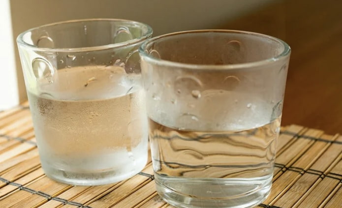 due bicchieri d'acqua