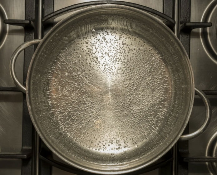 acqua in una pentola