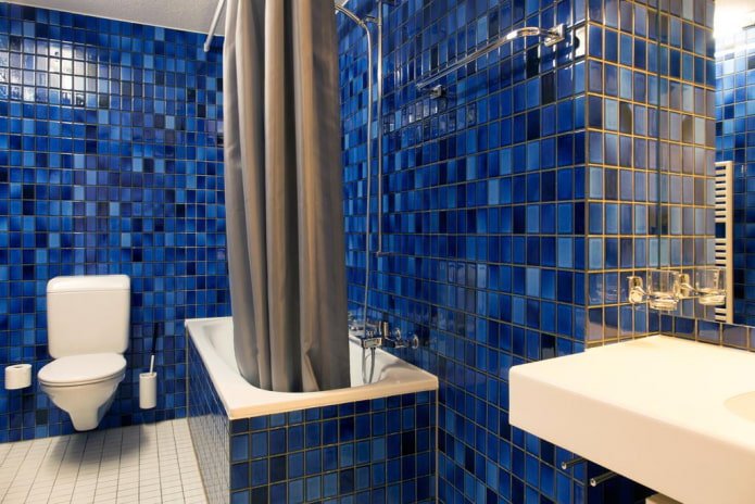 Stucco per piastrelle nell'interno del bagno