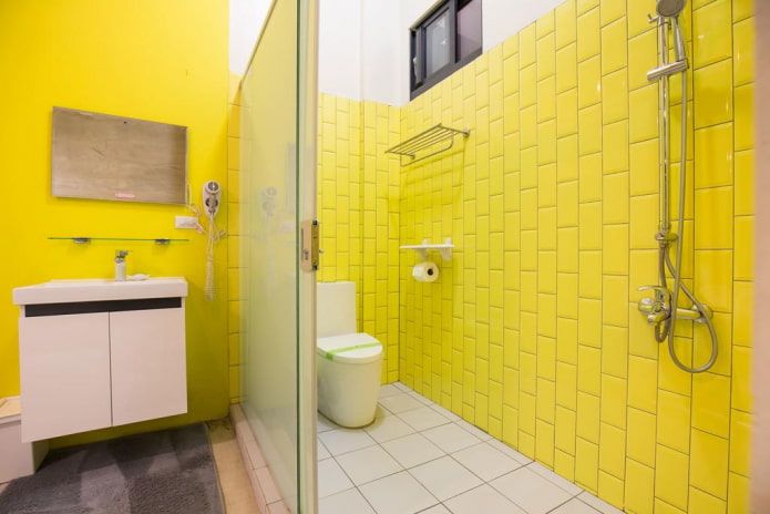 Stucco per piastrelle nell'interno del bagno