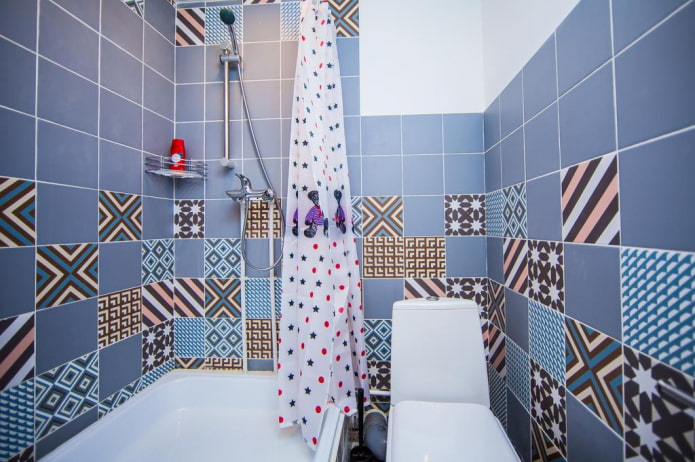 Stucco per piastrelle nell'interno del bagno