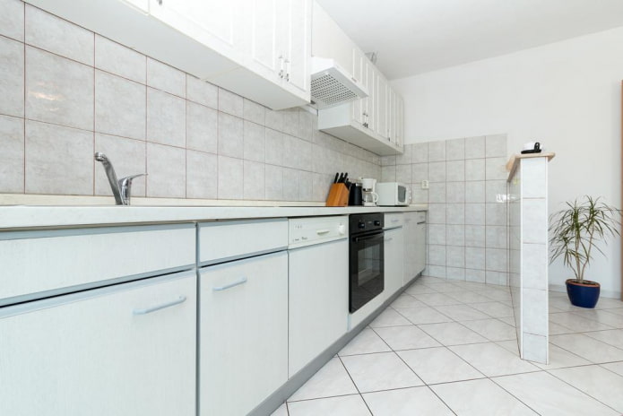 Stucco per piastrelle nell'interno della cucina