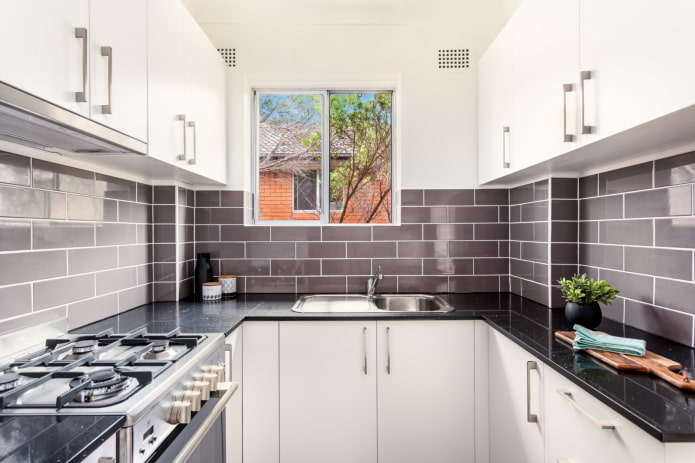 Stucco per piastrelle nell'interno della cucina
