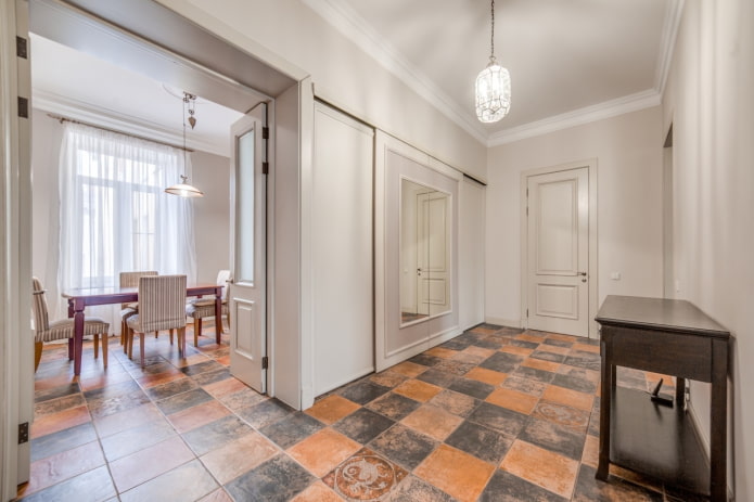 Stucco per piastrelle all'interno del corridoio