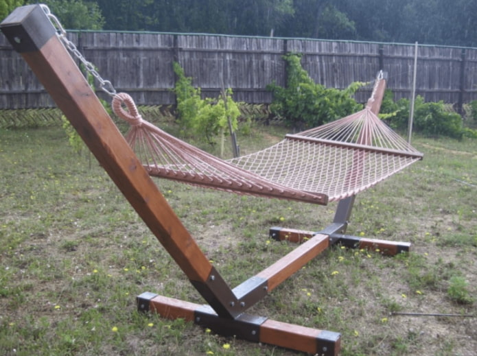 amaca su una struttura in legno