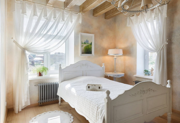 letto tra le finestre