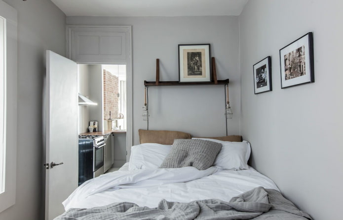 letto accanto alla porta