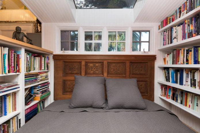letto circondato da libri