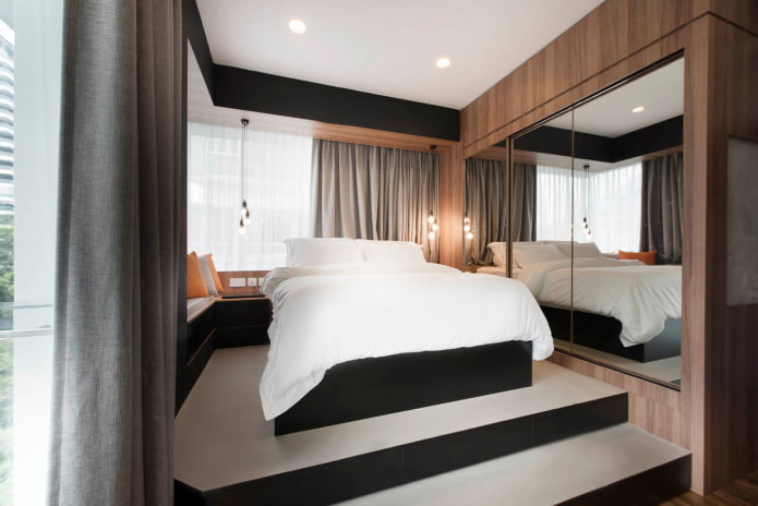 Letto su piattaforma rialzata con specchio laterale