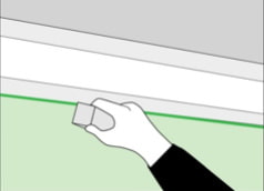 Installazione dei battiscopa su un soffitto teso