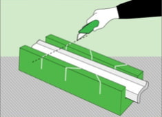 Come incollare uno zoccolo del soffitto a un soffitto teso: taglio con una scatola per tagli obliqui