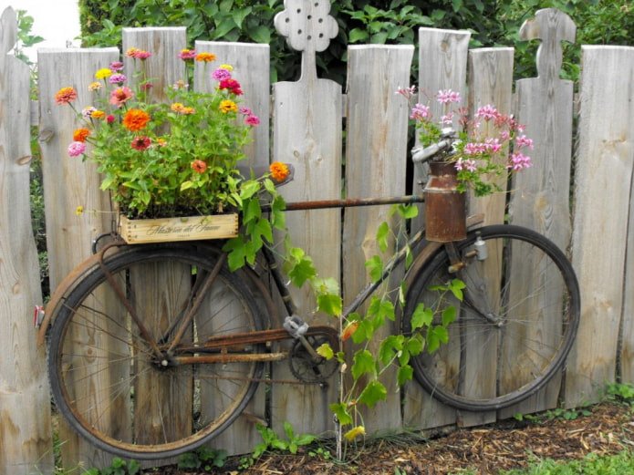 Bici su una recinzione