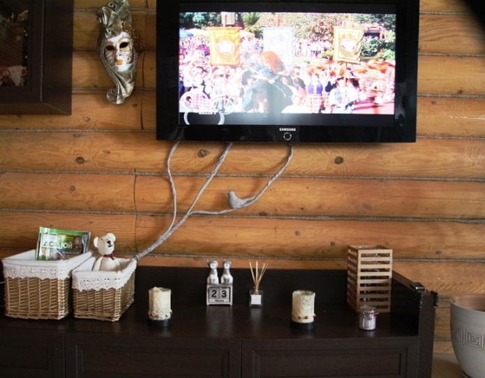 decorare i cavi di una TV