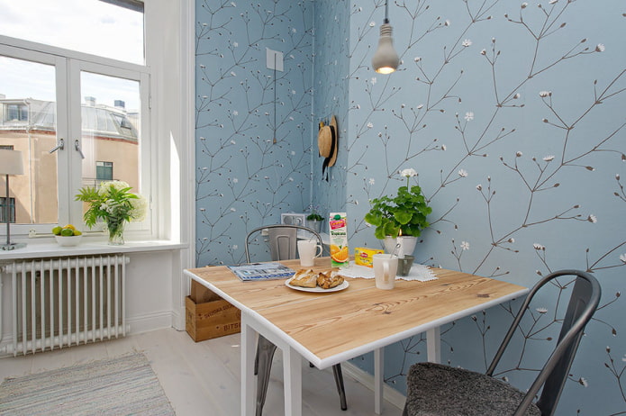 cucina in stile scandinavo con carta da parati blu