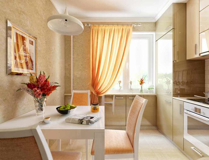 carta da parati beige per una piccola cucina