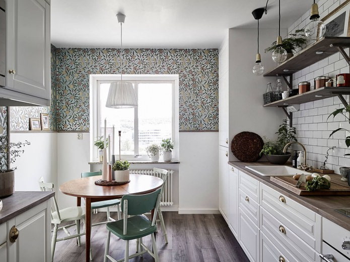 Tavolo rotondo in un interno di cucina