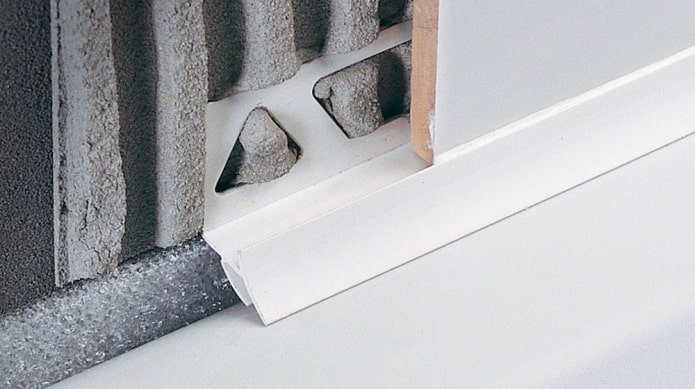 angolo di plastica per il bagno