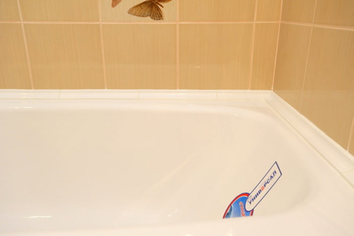 bordo in ceramica nel bagno