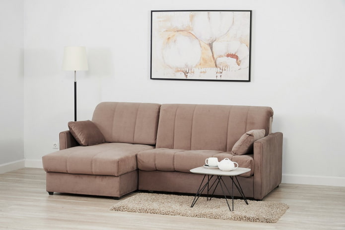 divano angolare con pouf