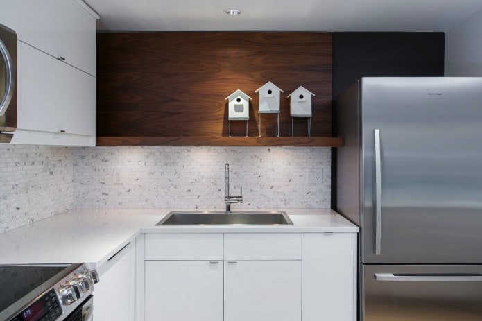 cucina chiara con pietra nella zona del grembiule