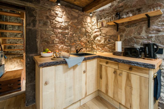 pietra selvaggia in una cucina ecologica