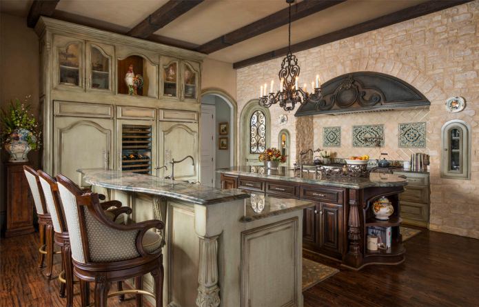 finitura in pietra per cucina in stile country