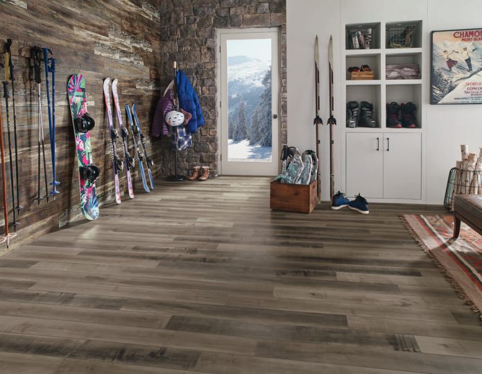 interno del corridoio con due tipi di pietra con diverse texture
