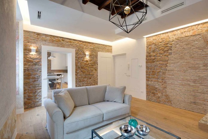 rifinitura in pietra decorativa nel soggiorno