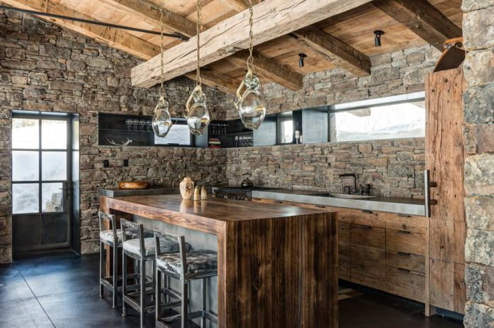 cucina in stile chalet con finitura in pietra