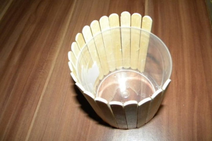 portamatite fatto di bastoncini
