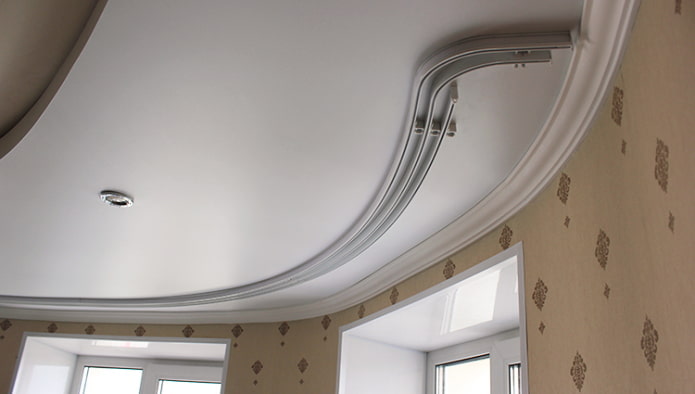 cornicione del soffitto e tessuto elastico