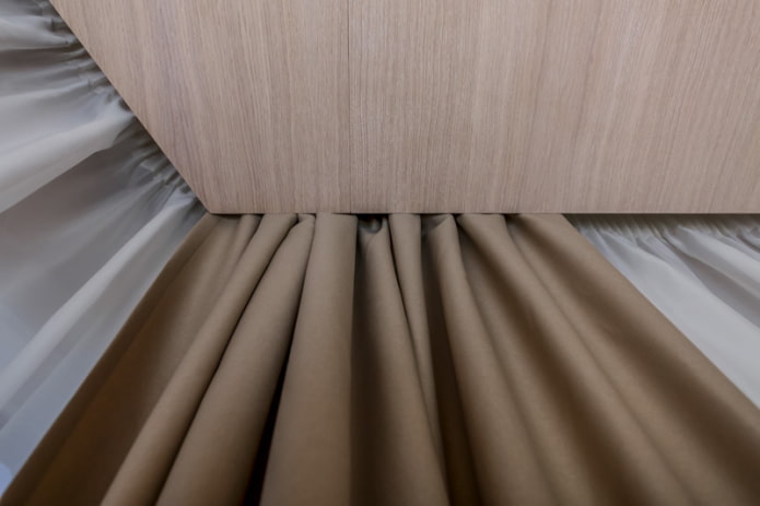 tenda sulla cornice del soffitto